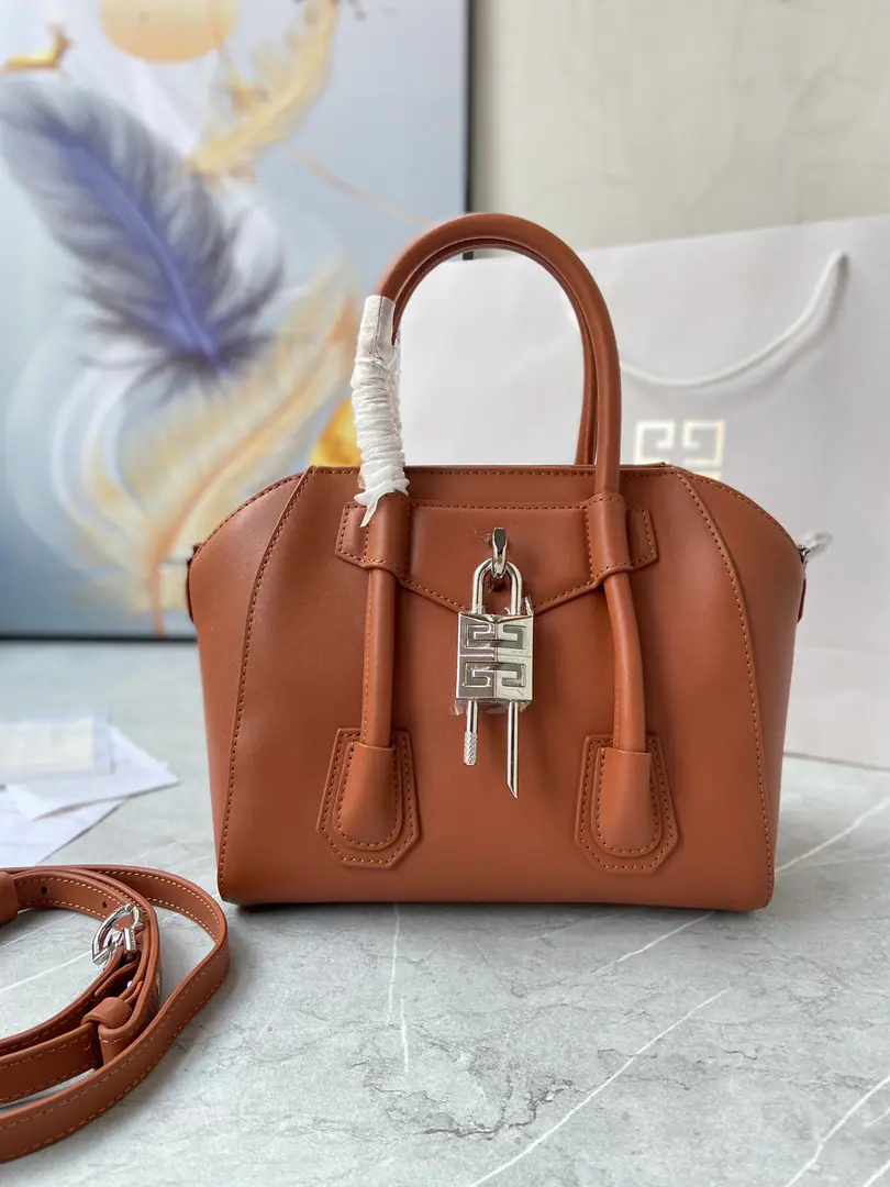 Batch GivenchyThe latest classic of the Kifwanshi.Antignoa！The geometry of the shape., It's hard to be unloved., We'll have to get out of the circle., Turn around and blow the money.！Both men and women.！♪ And you can cross ♪, Capacity practical！You must buy this bag.！Will you,！💘💘💘 Dimensions: 23x27x13