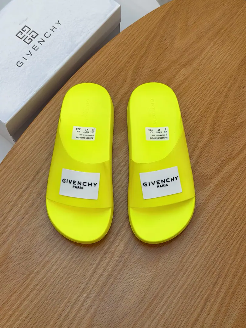 《GIVENCHY》Gifian Fashion Man slippers. It's very comfortable with your feet., Big name star's favorite luxury.. Emboss Stereotype, A classic, classy and perfect combination.. Show you the noblest of men.. New Colour Match, New visual impact👋👋👋 Codes: 38--45 8Colour Optional