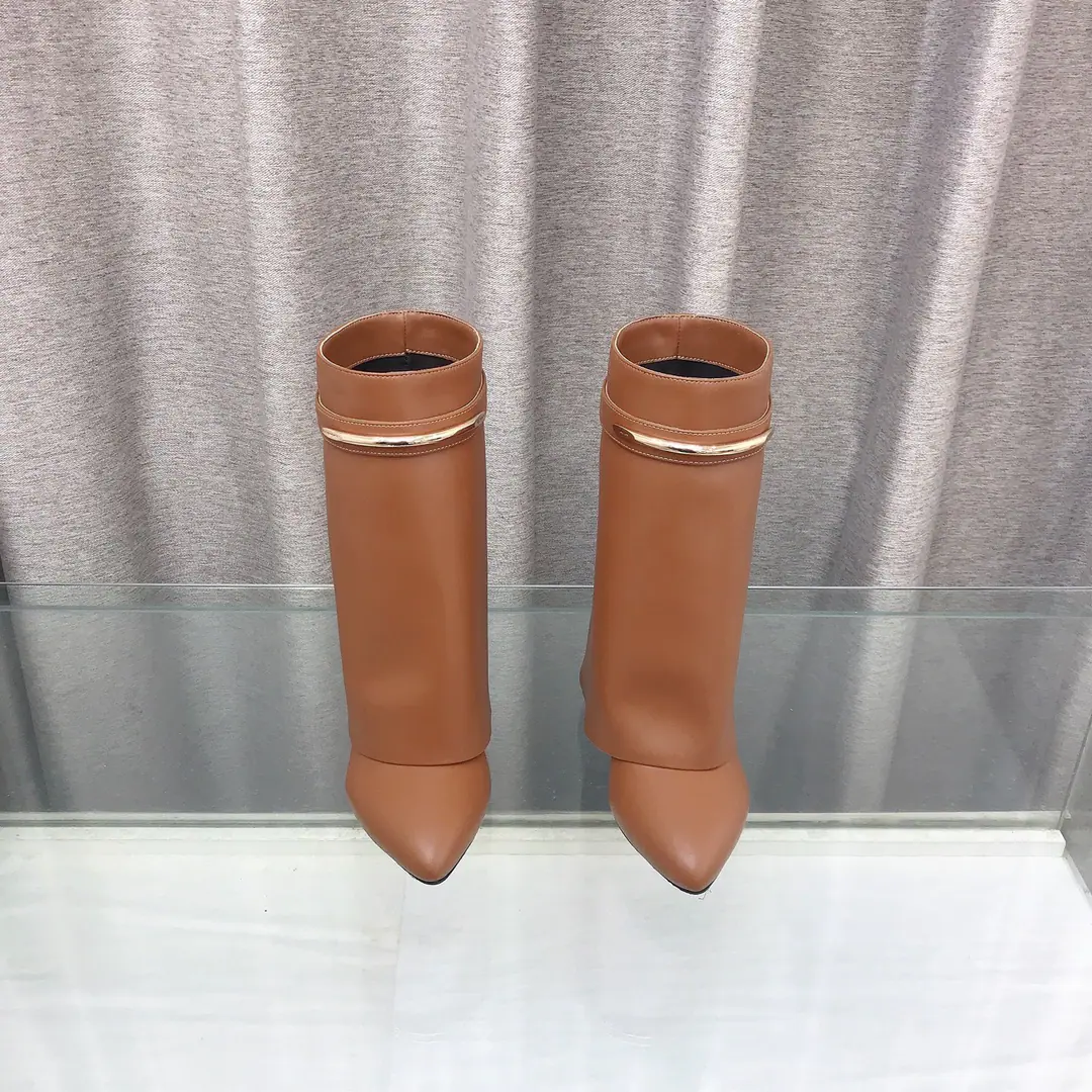 Top Version （Make a deal.） GIVENCHYKifanshi.SharkThe new series of straight boots with a pair of leather boots. ✨Original1:1Development, The legs are covered with leather beams., With a metal clip, carved.GIVENCHY LOGO, Pointy-heading shoes., Straight boots., Designing 100 sets., The layout's comfortable., Cover the slopes and...9.5cm ✨Fabulous.: Cow leather., Liner: Lamb leather. ✨Codes: 35～42
