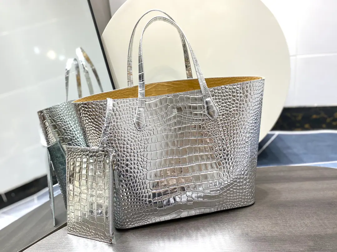 Batch. The new Tot Bag.（size:35.5x31x17.5cm/Bob.22x14.5cm) The best carnivorous crevices., The outline is quite simple.. Double shoulder belt design, The bill of lading is always on your shoulder.. There's a zipper in there that opens the little bag., It's easy to hold small objects.. I'm not proud of it., Overcapacity.