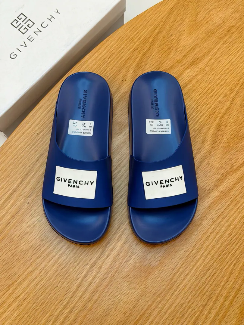 《GIVENCHY》Gifian Fashion Man slippers. It's very comfortable with your feet., Big name star's favorite luxury.. Emboss Stereotype, A classic, classy and perfect combination.. Show you the noblest of men.. New Colour Match, New visual impact👋👋👋 Codes: 38--45 8Colour Optional