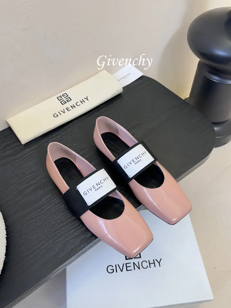 GivenchyThe same thing as the Qifan Shinan.Sliced SquareA ballerina flats. The superstar fashion masters grow grass. Cutting Head, Easy and elegant.. It's a combination of style and extreme comfort., Flexure tape”GIVENCHYPARIS“Marking, Personality.. With skirts and suit and panty pants., It's perfect for the grace of ballet shoes in different styles., Take pictures of the film. The shoes were imported in original form and painted./Mirror cow skin., I'll put my foot on the skin inside., ItalyAThat's a big one.Size: 35-41（40.41I'll make sure I don't change it.）