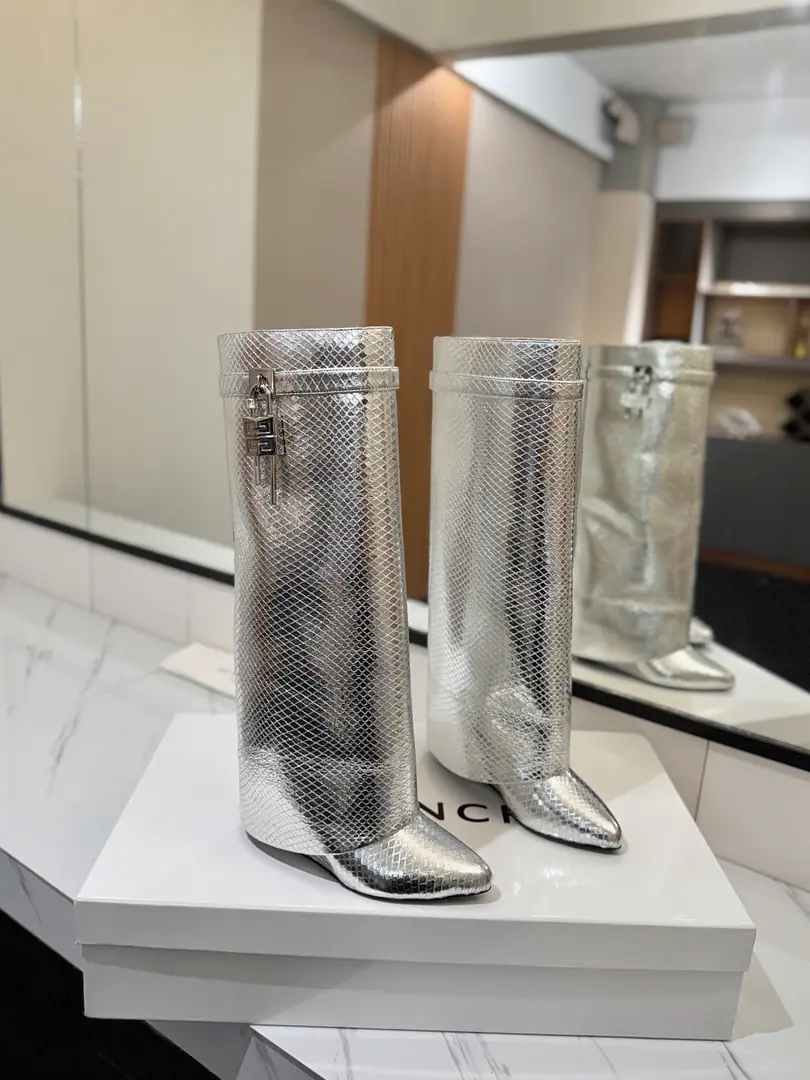 Counter-grade custom version GIVENCHYKifanshi. Shark Lock Series Hang on. Boots. New paragraph, Marketed maximum version👍👍👍 Kifanshi. Lock button The whole fashion circle.‼️ Original development shoe super-generate ‼️Highest Return Shoes ‼️ It's very packaged. Thin. Advanced Super cozy. ‼️ Shoe.: Snake skin. Uchi.: Cowskin. Customize private template logoLogoLock button The buttons are pure silver., Pure gold., The gold and silver mix., Just put the notes on the list. Heel.: Private Templates He's tall.8.5cm Otsumi!: That's a big import. Codes: 35-40【34.40/41:42/Custom without re-offer】