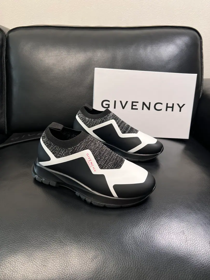 ⚠️Just change the code and don't back off.⚠️ Givenchy High Quality Kifanshi. Top-level craft The cabinet is new., The shoes are for the pastry., Imported rinded cattle mats., Shoes under the sole.: The original plant is used for the original base., It's super comfortable to be a sole-acting base., The original factory and the single., Codes 39-44
