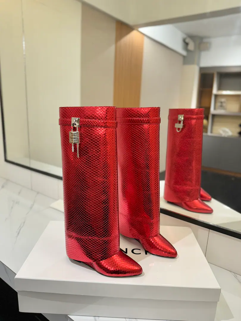 Counter-grade custom version GIVENCHYKifanshi. Shark Lock Series Hang on. Boots. New paragraph, Marketed maximum version👍👍👍 Kifanshi. Lock button The whole fashion circle.‼️ Original development shoe super-generate ‼️Highest Return Shoes ‼️ It's very packaged. Thin. Advanced Super cozy. ‼️ Shoe.: Snake skin. Uchi.: Cowskin. Customize private template logoLogoLock button The buttons are pure silver., Pure gold., The gold and silver mix., Just put the notes on the list. Heel.: Private Templates He's tall.8.5cm Otsumi!: That's a big import. Codes: 35-40【34.40/41:42/Custom without re-offer】