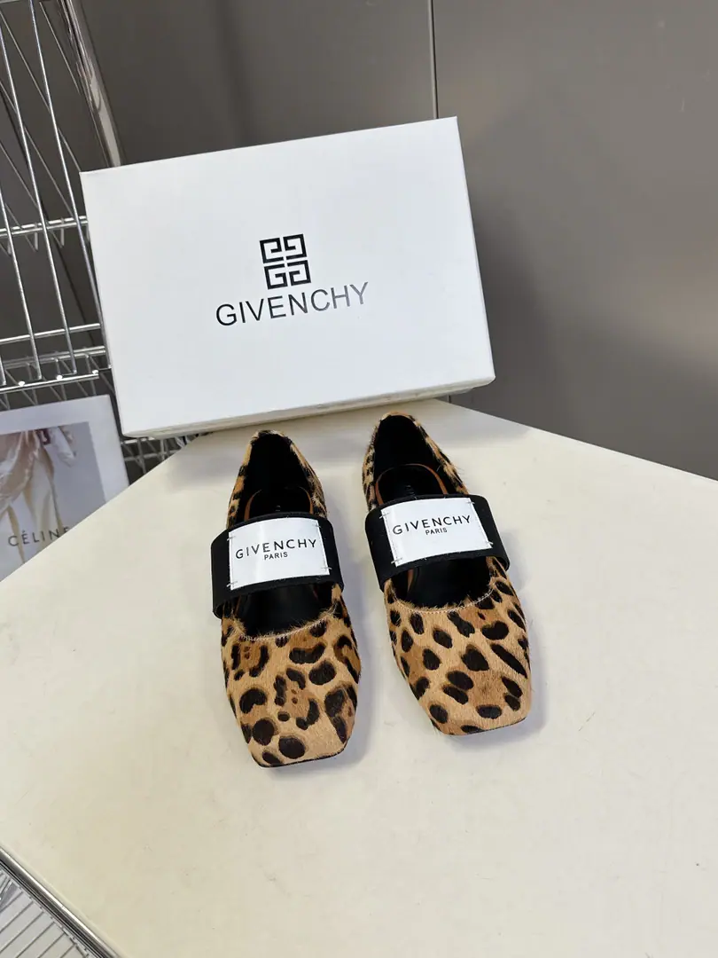 GivenchyThe same thing as the Qifan Shinan.Sliced SquareA ballerina flats. The superstar fashion masters grow grass. Cutting Head, Easy and elegant.. It's a combination of style and extreme comfort., Flexure tape”GIVENCHYPARIS“Marking, Personality.. With skirts and suit and panty pants., It's perfect for the grace of ballet shoes in different styles., Take pictures of the film. The shoes were imported in original form and painted./Mirror cow skin., I'll put my foot on the skin inside., ItalyAThat's a big one.Size: 35-41（40.41I'll make sure I don't change it.）