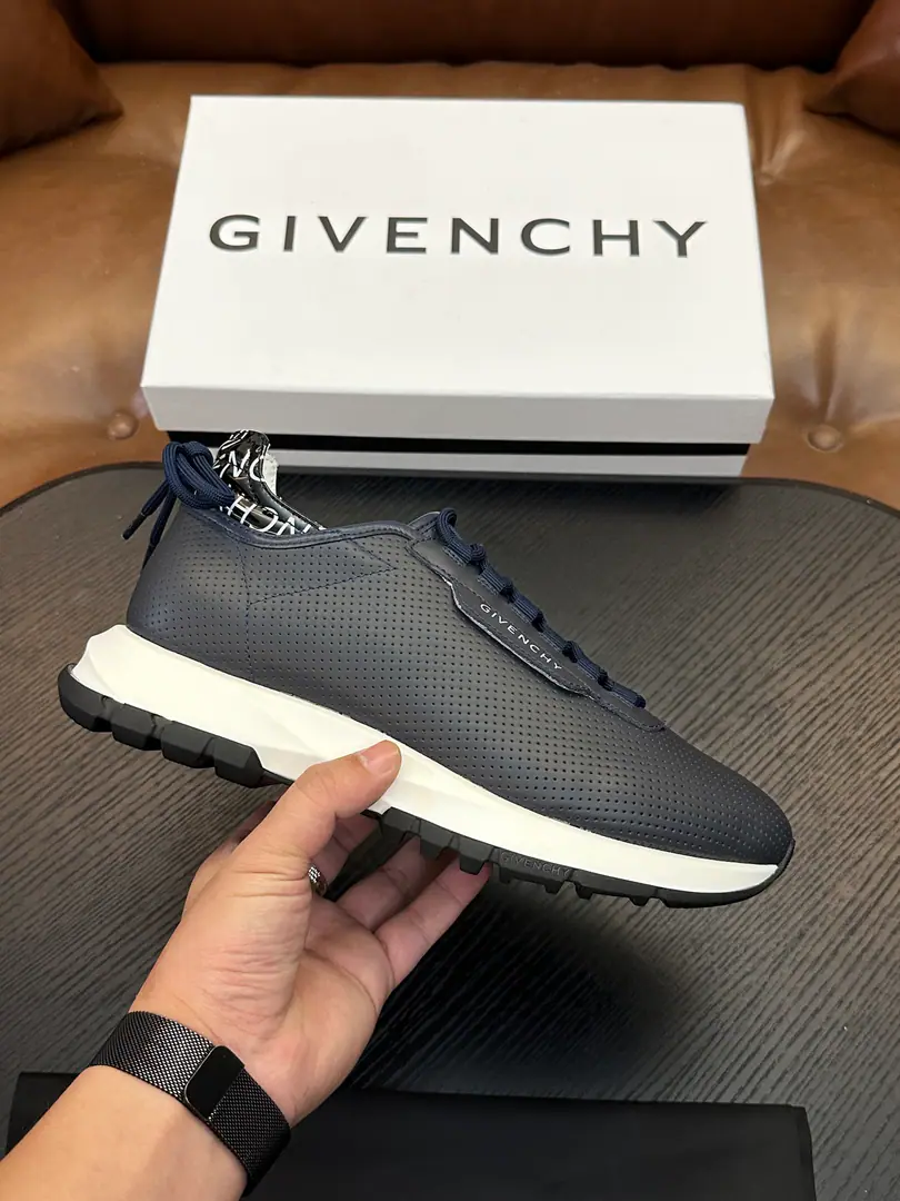 New money is coming in. GivenchyKifanshi.“Poster money”Low-ass leisure shoes. We'll bring a lot of good stuff. Before home.ZThe cabinet.👍 This is a light-line shoe.•The choice is to mix the skin with the skin of the soft calf., The whole pair of shoes is smooth and smooth., The angle is a bright one., The rear end line increases comfort., ♪ Shoe tongues on theGhy 4G LogoLabel, Shoe side print.Givenchy logo, Inside and the shoes are a cow's skin., Slipperproof grinding.TpuOtsumi!, The most comfortable ones., It's so soft and so light., It's the first single item to be worn by a sender.. Shoes numbers:39/40/41/42/43/44 Original Box Packaging+Dustproof bags