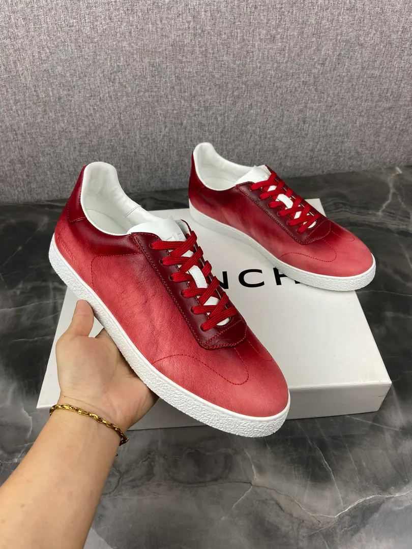 Sell(New paragraph) Trademarks: GIVENCHY Match: 38One.44(45, 46Do it.) Materials: Skins of ointment and slowly falling up the gym shoes. TownSeries Details of the front sew SideprintGIVENCHY LOGO Shoe tongue and back heel stamp.4G LOGO Sulphurized Shoe Bottom Leather inside., PressGIVENCHY 4G LOGO