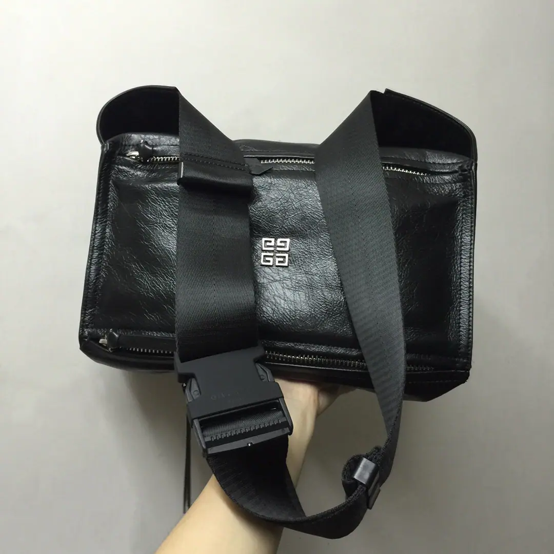 Batch. GIVENCHY The Chifanzi male slashed his chest./Single shoulder bag.（size: 30x15x12cm）I'm tired of my shoulder bag.？Then try it., Quietly., It's a big, big capacity.. Customized cattle skin, Soft and cozy., Inside is the liner.. Shoulder length is the most adaptable92cm.