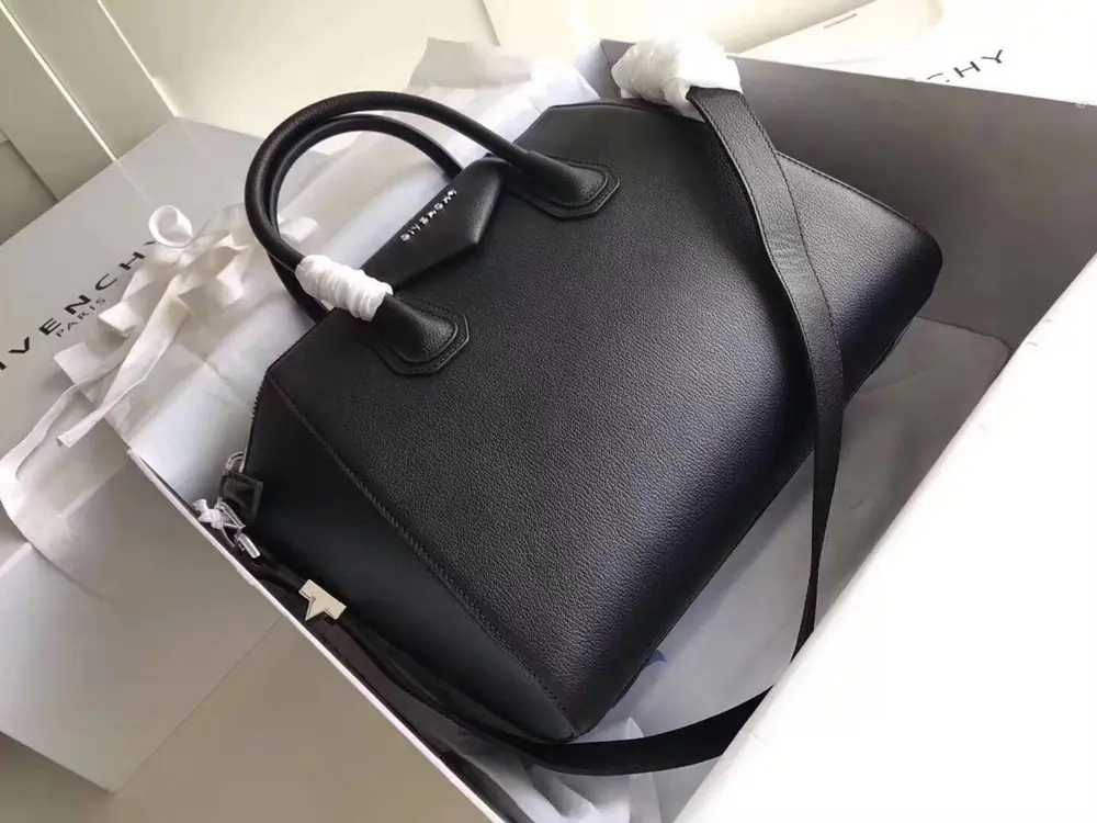 Bulk Number. GIVENCHYThe Gighus are the classic goats of the brittle., ♪ The silver and silver ♪, You're a delicate one., You're not going to experience it yet., Dimensions: Small28Cm, Big number.33Cm