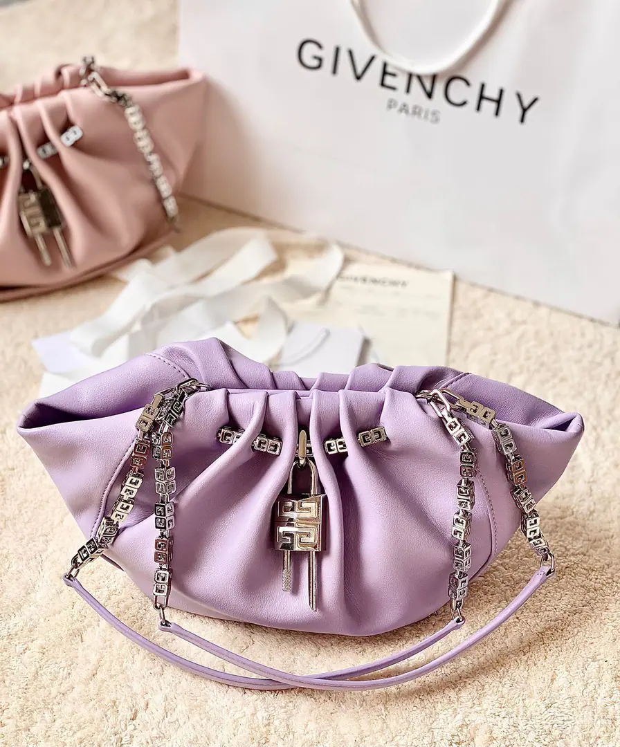 Batch The top Van Hee new.KennyBag💌 The first time I saw this chain, I loved it at first sight. This bag is...GivenchyIt's for the best. KendallJennerLet's go.MetGalaDesigned, So we're calledKenny Bag. It's a little bit like a cloud bag., Added.GivenchyThe sign.GChains andLogoLock button, Gossip Girl.. In the skin of a sheep., My hands are soft and my life is so cool and full of it.!!I'm sure it is.Smallsize But the capacity is absolutely white. Magnetic button opening, It's tight., Don't worry about safety. Dimensions:Long32xHigh22xKuan17CM
