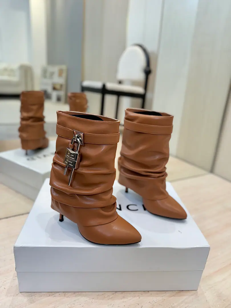 Plant price Counter-grade custom version GIVENCHY𝐒𝐒 𝐧𝐞𝐰 High and short boots., Marketed maximum version Kifanshi. Lock button The whole fashion circle.‼️ Original development shoe super-generate ‼️Highest Return Shoes ‼️ It's very packaged. Thin. Advanced Super cozy. ‼️ Shoe.: Powder skin. Uchi.: Cowskin. Customize private template logoLogoLock button Heel.: 10cm Otsumi!: That's a big import. Codes: 35-40【40/41:42/Custom without re-offer】