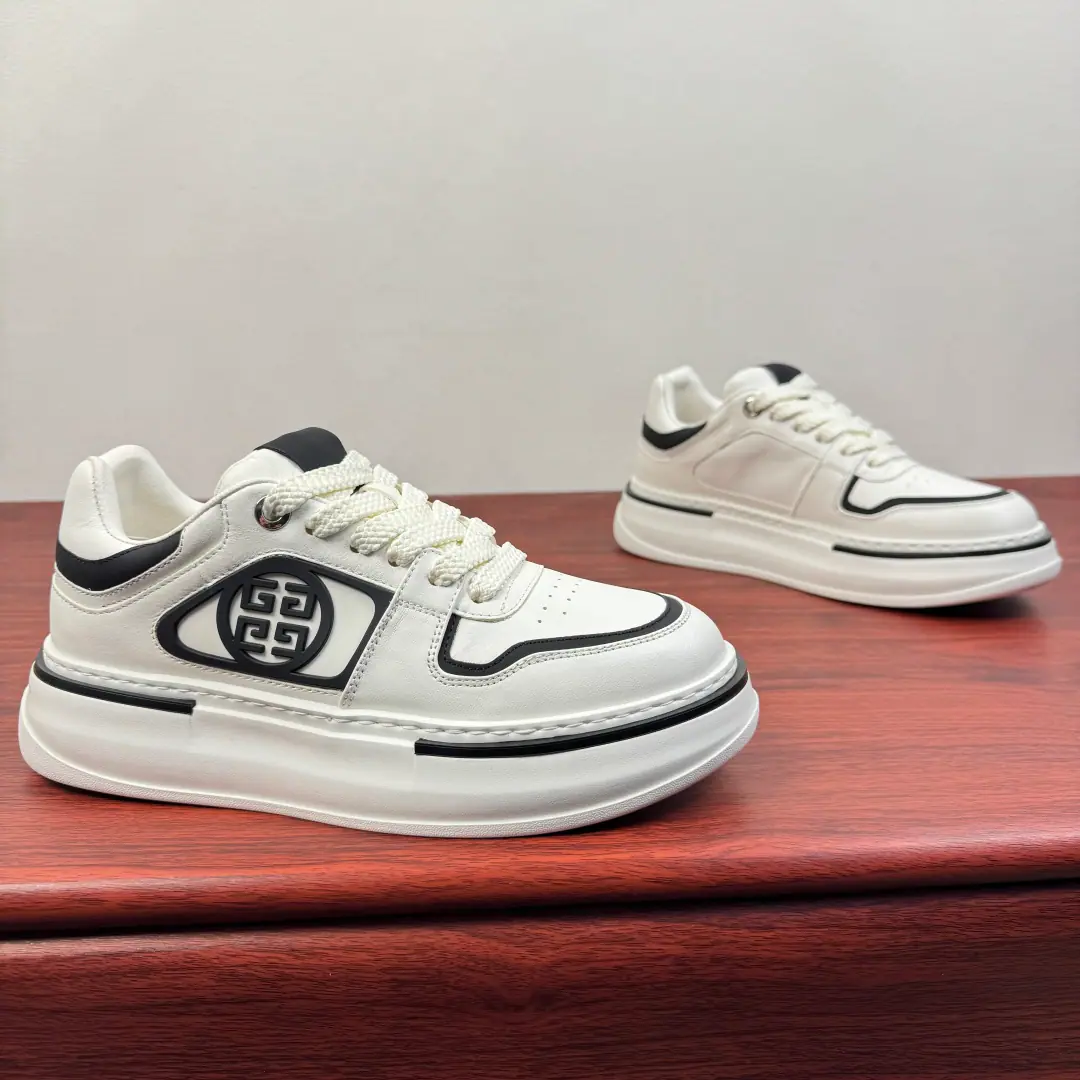 Givenchy/Kifanshi. Autumn and winter, a new leather and leisure shoe. A man with a thick, white shoe. The tide is on.✨！ I'm a little bit of a little bit of a leather-making shoe., # Soft and resilient #, I can be comfortable with my daily commutes or running out of the street.. The four-moderate pressure stripes are a sign of brand recognition., Black and white impact and pure white are optional, Easy fit is extremely simple., The street is a multi-style thing.. 5cmUse lightly quantified foam material to increase the depths, And the visual stretch of the legs., You've been wearing it long enough.. Widening, model design, - Yes., The high-footed crowd is more friendly., It's a pair of old rice and white shoelaces., It's a regenetic feeling.. Whether it's a pair of jeans or a lull in it.OOTD, Or a suit with a nice, cool, cool, nice dress., These shoes can be made into shapes and sub-items., It's the 100 keys in the shoe cabinet that need to be paid for.. Full package！ Size: 39-40-41-42-43-44 Standard leather shoe size （38/45You're not going to back off.） The cargo.: M White black