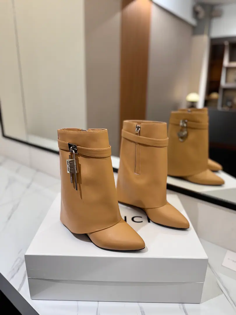 Counter-grade custom version GIVENCHY2026/𝐒𝐒 𝐧𝐞𝐰 New high and boots., Marketed maximum version Kifanshi. Lock button The whole fashion circle.‼️ Original development shoe super-generate ‼️Highest Return Shoes ‼️ It's very packaged. Thin. Advanced Super cozy. ‼️ Shoe.: Powder skin. Uchi.: Cowskin. Customize private template logoLogoLock button The buttons are pure silver., Pure gold., The gold and silver mix., Just put the notes on the list. Heel.: Private Templates He's tall.8.5cm Otsumi!: That's a big import. Codes: 35-40【34.40/41:42/Custom without re-offer】