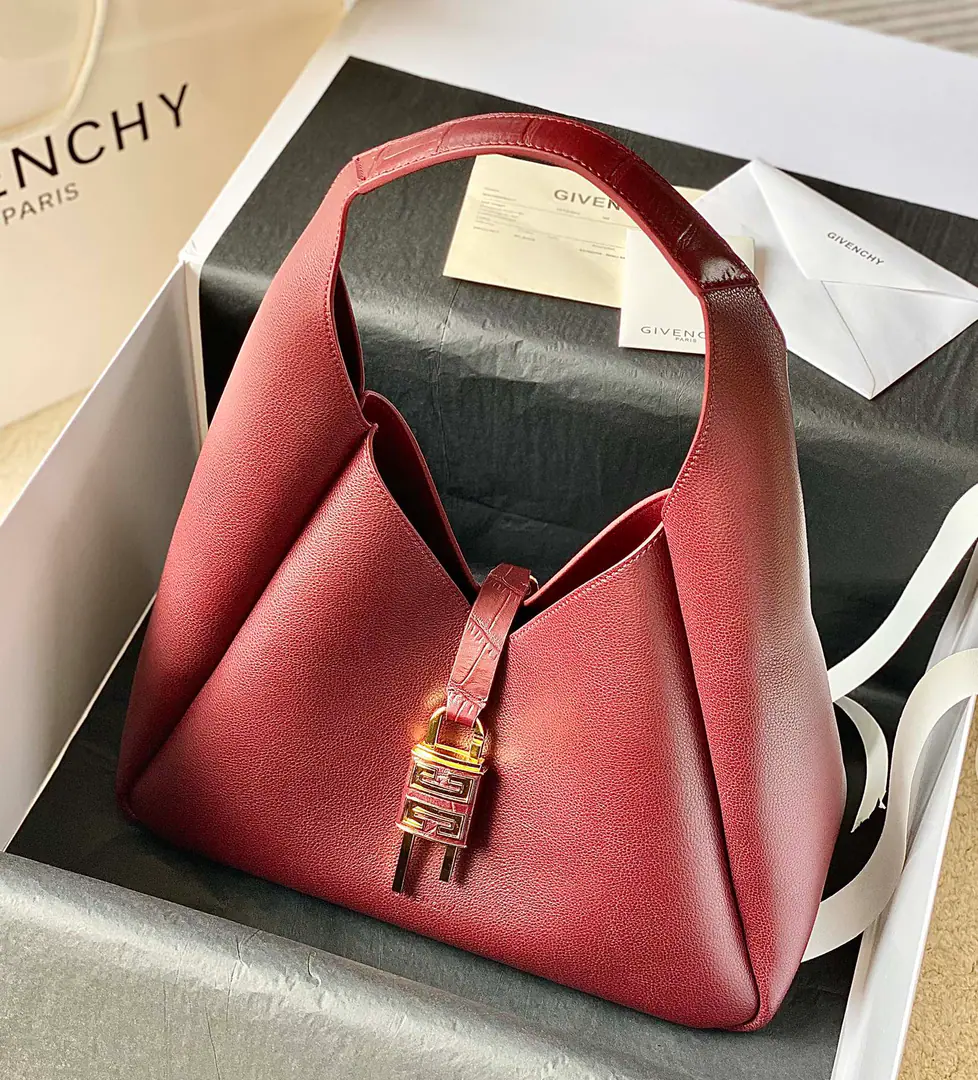 Batch GivenchyThe Chifanshi Summers New Money.G-HOBOHandbag. You can't not be unaware of the new money. 4GHang on., The vagrant bag type. It's a great sense of excellence. It's practical and practical. The whole thing is full of calf skin. It's a very high quality. The handle and the button. Cow skin crushing alligator skin. Search the number.: 19926. Dimensions:31*15*43
