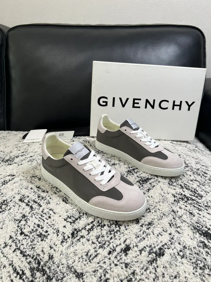 Givenchy High Quality Top-level craft Kifanshi. Synchronize original plant configuration, Italian imports of cattle and flour., A private model of the whole shoe parts., Soft and cozy web-painted mats., Shoes under the sole.: The original factory is super comfortable with the original., The original factory and the single., Codes 39-44 (Make a reservation. 38 45 )