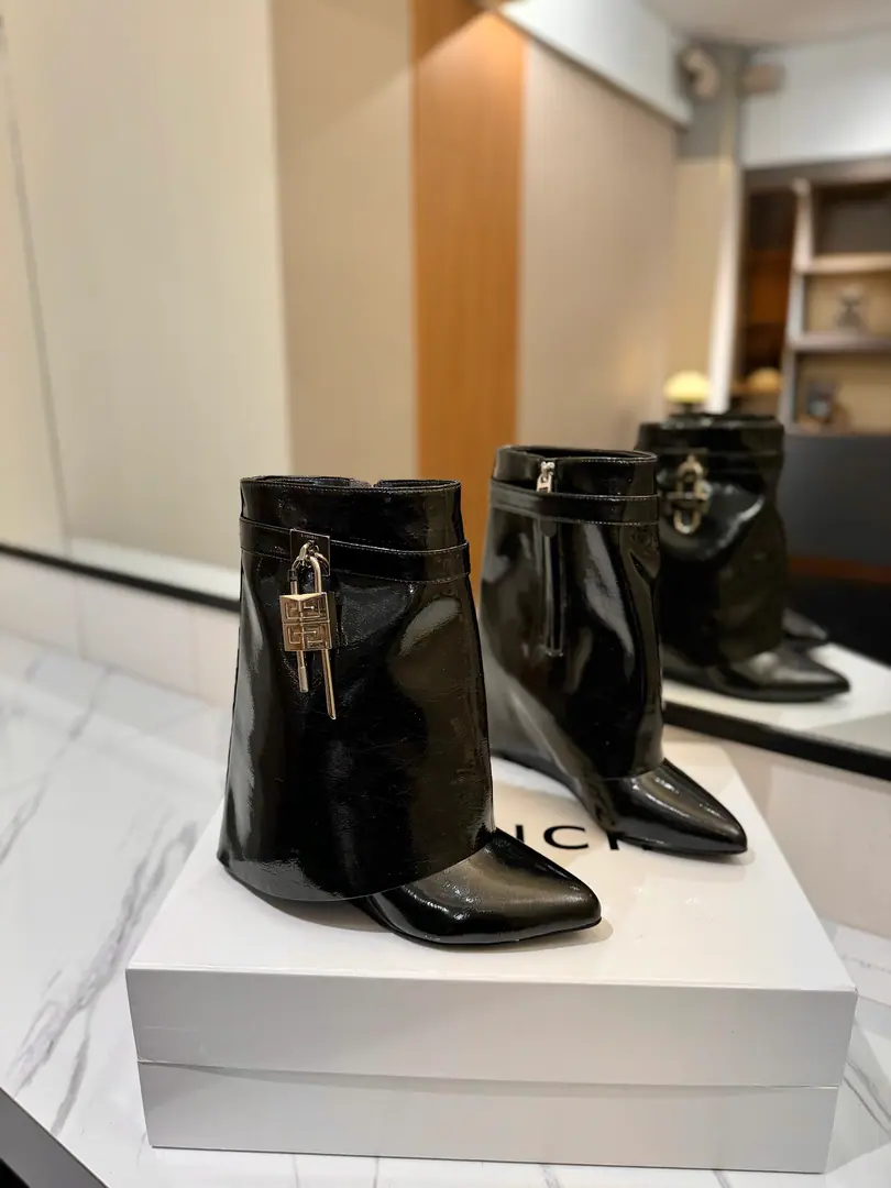 Counter-grade custom version GIVENCHY2026/𝐒𝐒 𝐧𝐞𝐰 New high heel of wrinkled boots., Marketed maximum version Kifanshi. Lock button Wrinkles. The whole fashion circle.‼️ Original development shoe super-generate ‼️Highest Return Shoes ‼️ It's very packaged. Thin. Advanced Super cozy. ‼️ Shoe.: Powder skin. Uchi.: Cowskin. Customize private template logoLogoLock button The buttons are pure silver., Pure gold., The gold and silver mix., Just put the notes on the list. Heel.: Private Templates He's tall.8.5cm Otsumi!: That's a big import. Codes: 35-40【34.40/41:42/Custom without re-offer】