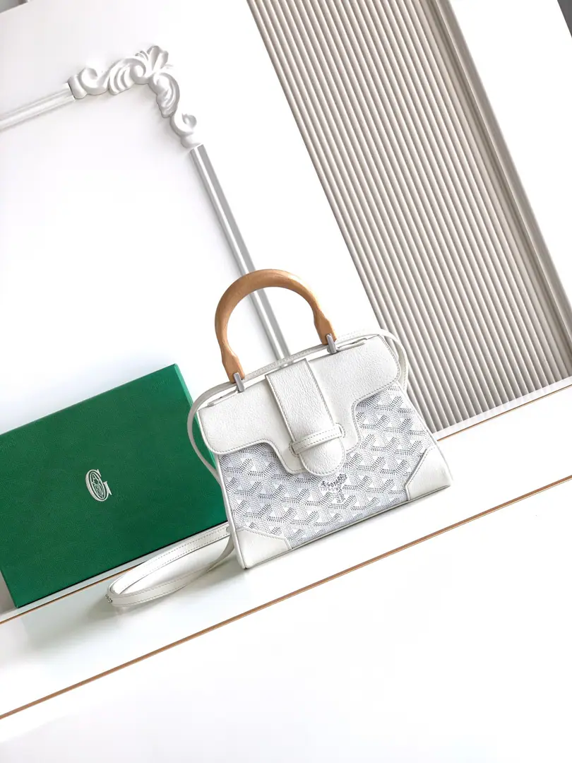 💭Goyar* mini Saigon Saigon bag. It's a symbol of love., Elegance, And delicateSaigonBags！It's a little low profile and perfect., This is a elegant style that is difficult to reject., Pick it up. It's a little lighter than I thought.～👯 Material: The wooden squid handle is for the import of head-decked cow skin.🐂 Dimensions: 20x14.5×9cm, Plus the wooden handles are always high.25cm Model 8202