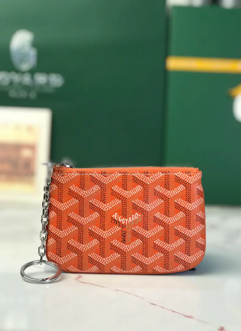 GOYARD The little leather thing is named after the landmark streets and buildings of Paris.. SENAT NANOThe key bag is in.DThe locking system for the rings and zippers., Safe storage keys. It's very practical in size., It's a card., The ideal choice of a change or a micro-brand.. Dimensions: 13*1*9 🔍120251