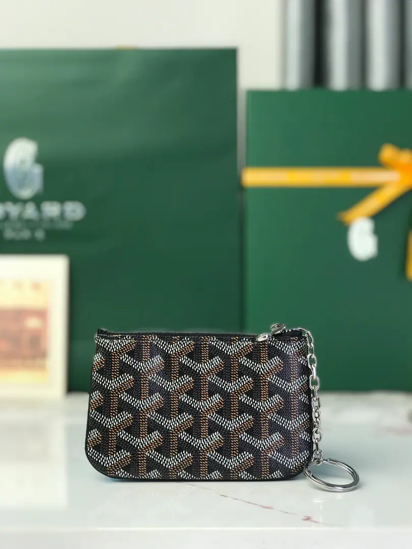 GOYARD The little leather thing is named after the landmark streets and buildings of Paris.. SENAT NANOThe key bag is in.DThe locking system for the rings and zippers., Safe storage keys. It's very practical in size., It's a card., The ideal choice of a change or a micro-brand.. Dimensions: 13*1*9 🔍120251