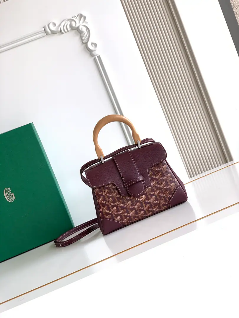 💭Goyard mini Saigon Saigon bag. It's a symbol of love., Elegance, And delicateSaigonBags！It's a little low profile and perfect., This is a elegant style that is difficult to reject., Pick it up. It's a little lighter than I thought.～👯 Material: The wooden squid handle is for the import of head-decked cow skin.🐂 Dimensions: 20x14.5×9cm, Plus the wooden handles are always high.25cm Model 8202