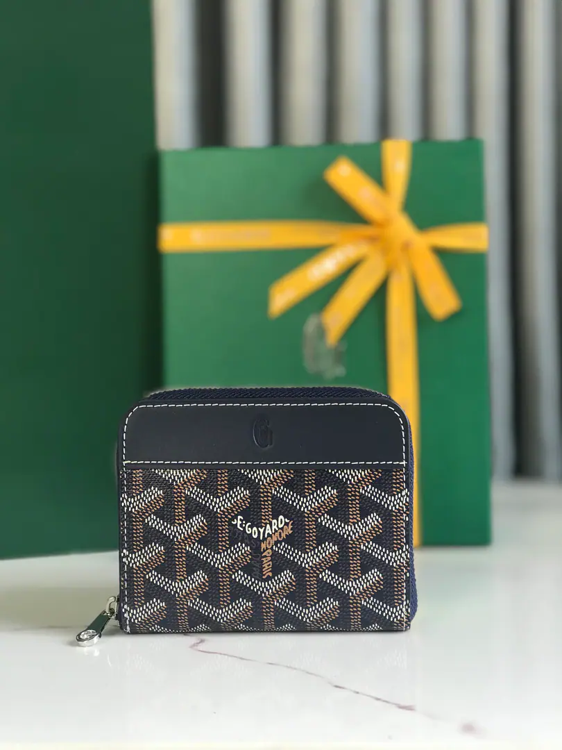 【Koji.】NewMATIGNON MINIZero wallets are designed with a full zipper.. The partitions contain coins., And their inside bags can be inserted into cards or small IDs.. It's a great little practicality., The banknotes are loose. A dime and a dime.6A card laminator. The smooth zipper design helps you lock your fortunes.🤏 Dimensions: 11.5*9.5（cm） 🔍020605