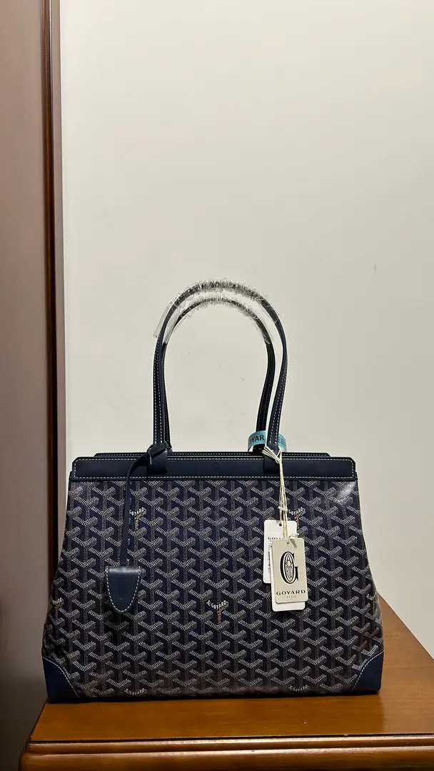 Original factory skin/ /A gift bag. Goyard BellchassThe teleports have a computer bag that can accommodate them.A4Wideness of the document, It meets daily and commercial telecommuting needs. It's made of unprinted canvas.BiaudeProtect Mask, Covering the rain and protecting privacy for the contents, CrocClose the switch will ensure the safety of the contents., Two flat-pitchers., - You can carry it with your hand or shoulder. DimensionsSize: 36cm*15cm*27cm Search🔎020161