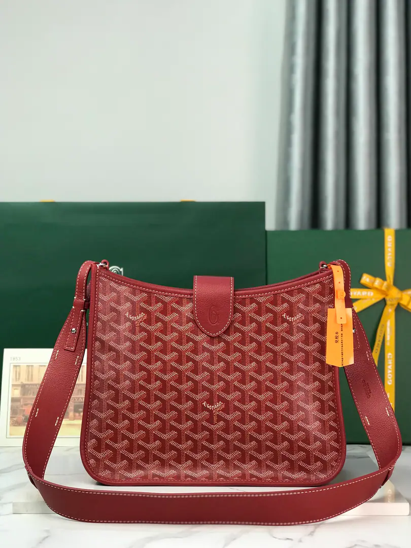 ❤️MUSETTEThe slash pack is a very useful everyday partner.. It's elegant and casual., A very broad contours., Lightness and abundance.. The twilight of the leather straps, which are the result of the modifiable leather straps, shows the essence of the leather craft of this brand, which can be used as a slash., And used as a single shoulder bag.. Magnetic straw buttons and built-in pockets can accommodate the daily necessities.. Dimensions: 28*10*22 🔍020262
