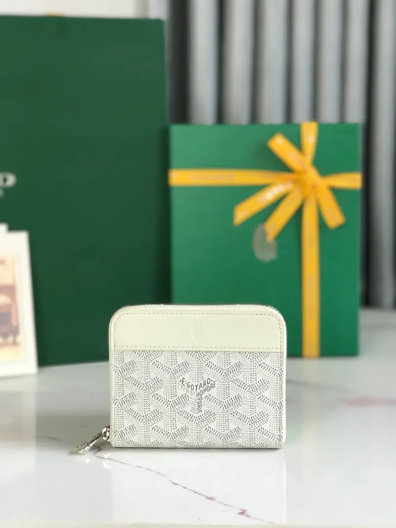 【Koji.】NewMATIGNON MINIZero wallets are designed with a full zipper.. The partitions contain coins., And their inside bags can be inserted into cards or small IDs.. It's a great little practicality., The banknotes are loose. A dime and a dime.6A card laminator. The smooth zipper design helps you lock your fortunes.🤏 Dimensions: 11.5*9.5（cm） 🔍020605