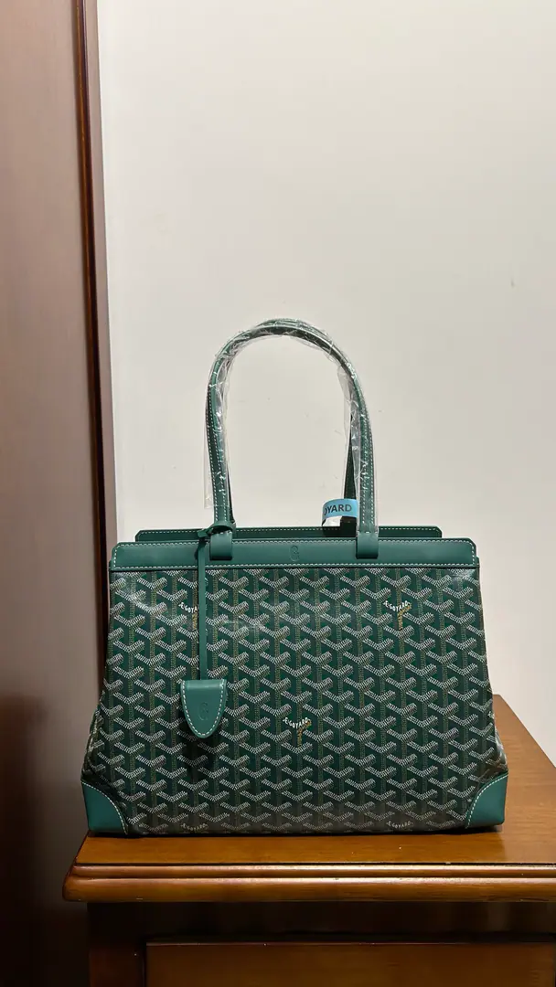 Original factory skin/ /A gift bag. Goyard BellchassThe teleports have a computer bag that can accommodate them.A4Wideness of the document, It meets daily and commercial telecommuting needs. It's made of unprinted canvas.BiaudeProtect Mask, Covering the rain and protecting privacy for the contents, CrocClose the switch will ensure the safety of the contents., Two flat-pitchers., - You can carry it with your hand or shoulder. DimensionsSize: 36cm*15cm*27cm Search🔎020161