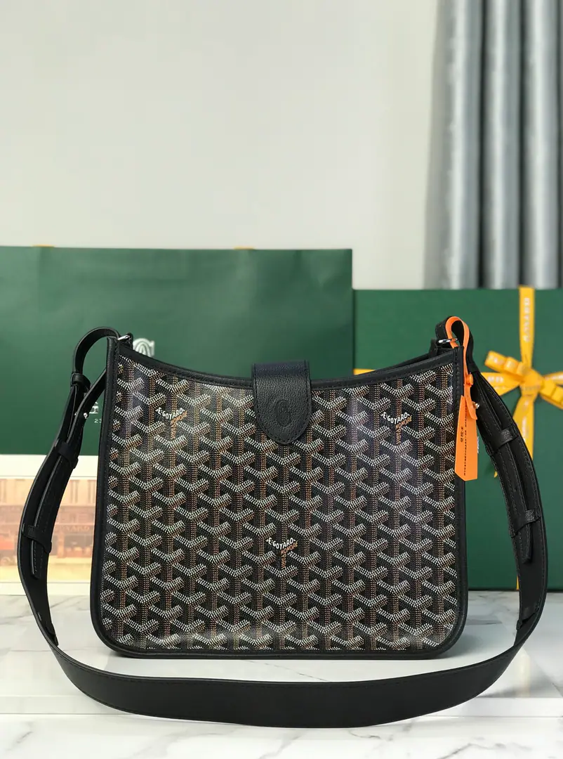 ❤️MUSETTEThe slash pack is a very useful everyday partner.. It's elegant and casual., A very broad contours., Lightness and abundance.. The twilight of the leather straps, which are the result of the modifiable leather straps, shows the essence of the leather craft of this brand, which can be used as a slash., And used as a single shoulder bag.. Magnetic straw buttons and built-in pockets can accommodate the daily necessities.. Dimensions: 28*10*22 🔍020262