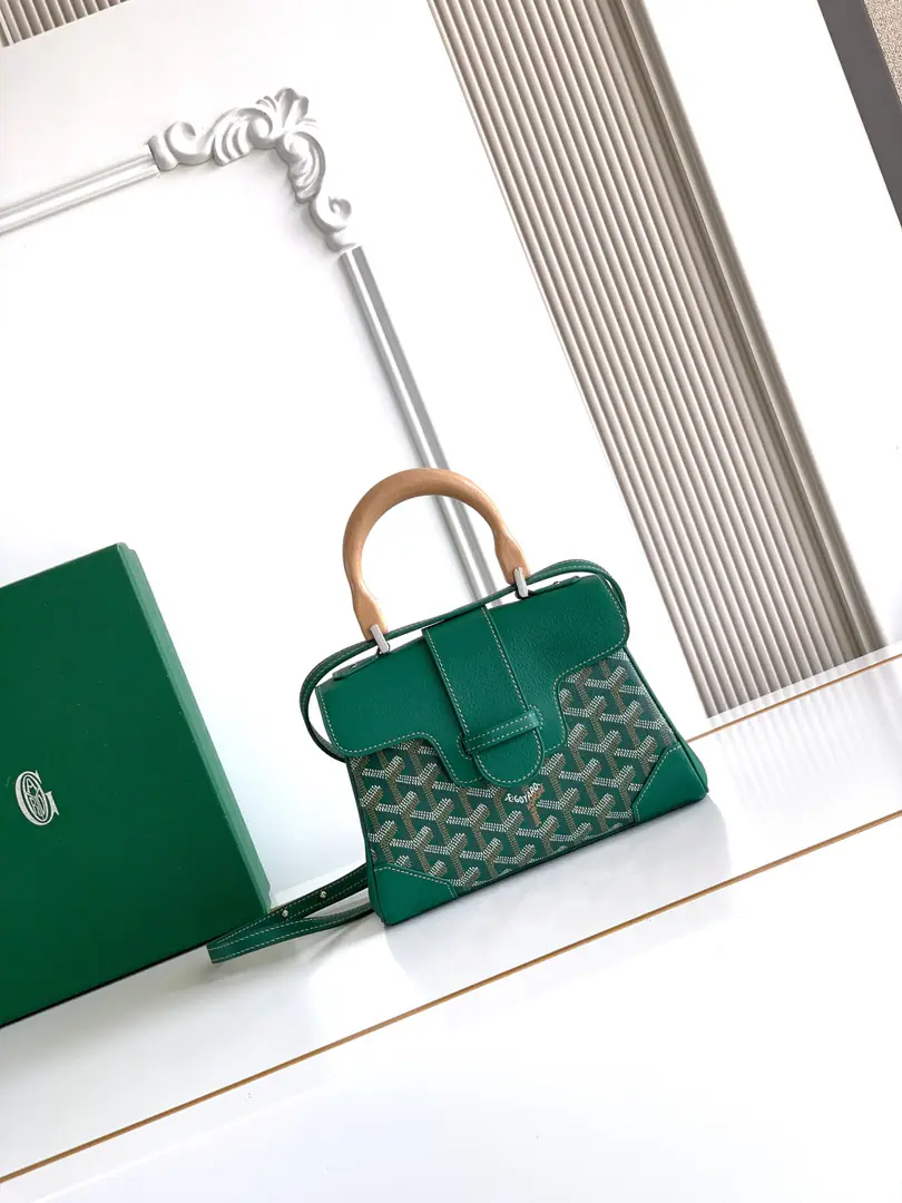 💭Goyard mini Saigon Saigon bag. It's a symbol of love., Elegance, And delicateSaigonBags！It's a little low profile and perfect., This is a elegant style that is difficult to reject., Pick it up. It's a little lighter than I thought.～👯 Material: The wooden squid handle is for the import of head-decked cow skin.🐂 Dimensions: 20x14.5×9cm, Plus the wooden handles are always high.25cm Model 8202