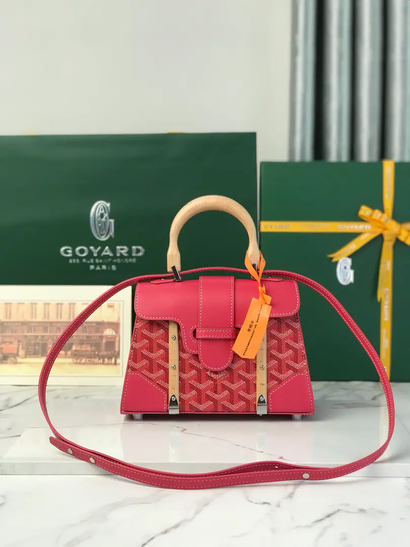 Goyard SaïgonIt was all over the 1930s., Soft version following rolloutSaïgonAfter the mini bag., Goyard♪ And make a new one ♪, The constant pursuit of creativity and the breakthrough., It's a new structure.SaïgonMini bag.. It's with the first edition.SaïgonThe bag looks the same., Details of simple geometry and boxing processes, ♪ And raised with a little delicate look ♪GoyardA unique grace and travel spirit.. It's a classic and a contemporary favorite.“Bob.”Trends in the tide, It's the heart of the craftsman.. The undismantled leather shoulder belts can be engineered into three backs.——Handheld, Tilt and shoulder. With original box🎁 Dimensionssize: 21*14*8.5cm Paragraph: 020192