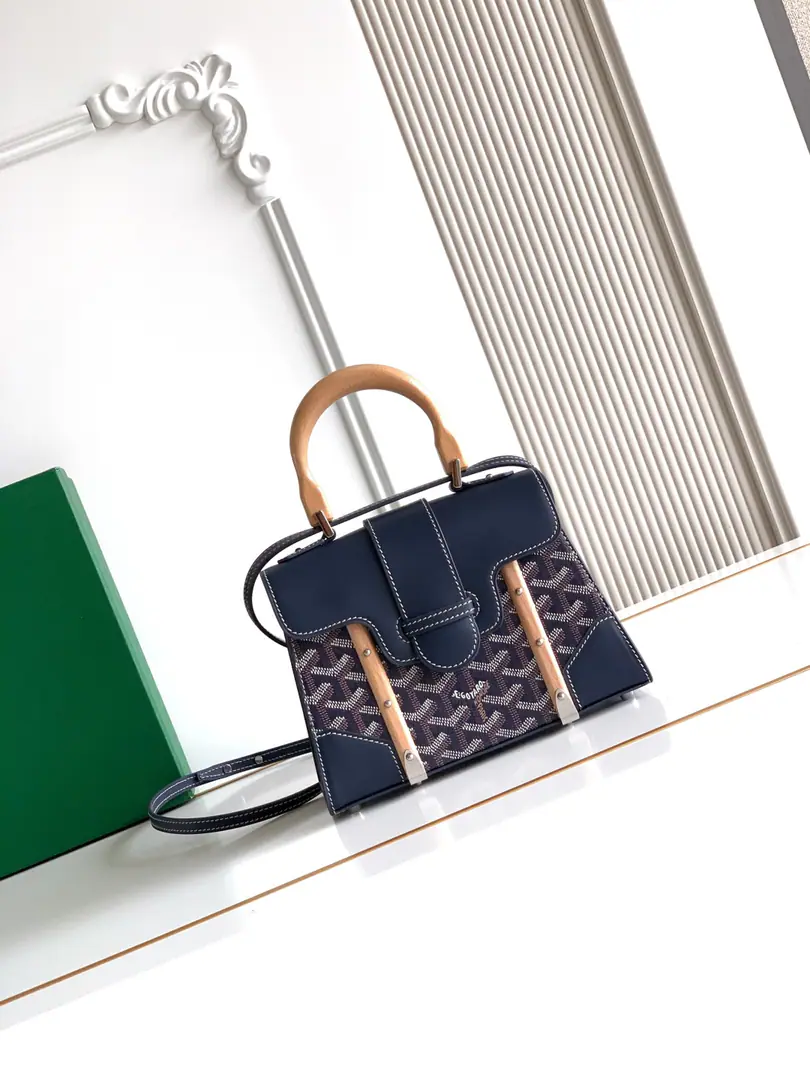 Saïgon The hard-copy mini bag is... GoyarOne of the family's logos., It highlights the many distinctive elements of branding the box process., Like wood., A guard., Leather Corners and Boxing Nails. SaïgonThe package is designed using structured pocket designs., The strap can be broken., A charming style of distinction.. 15 cm x 7.5 cm x 20 cm 🔎LAR 8203-Blue