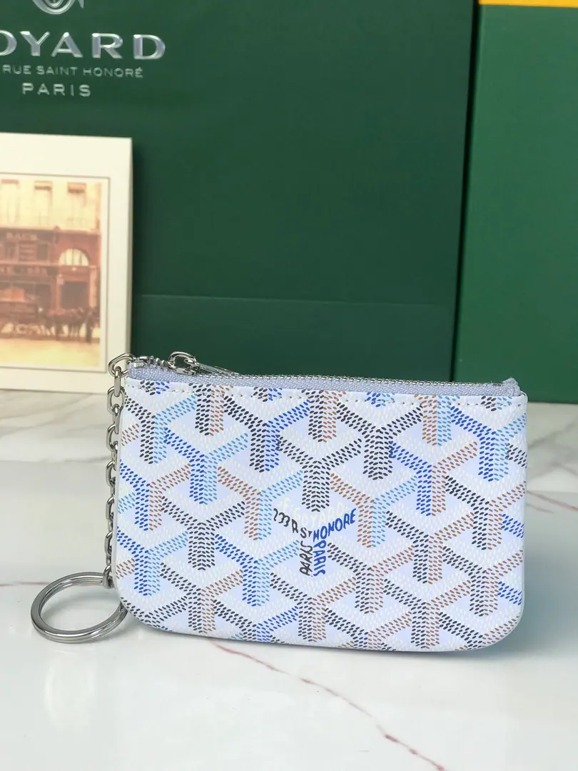 GOYARD The little leather thing is named after the landmark streets and buildings of Paris.. SENAT NANOThe key bag is in.DThe locking system for the rings and zippers., Safe storage keys. It's very practical in size., It's a card., The ideal choice of a change or a micro-brand.. Dimensions: 13*1*9 🔍120251