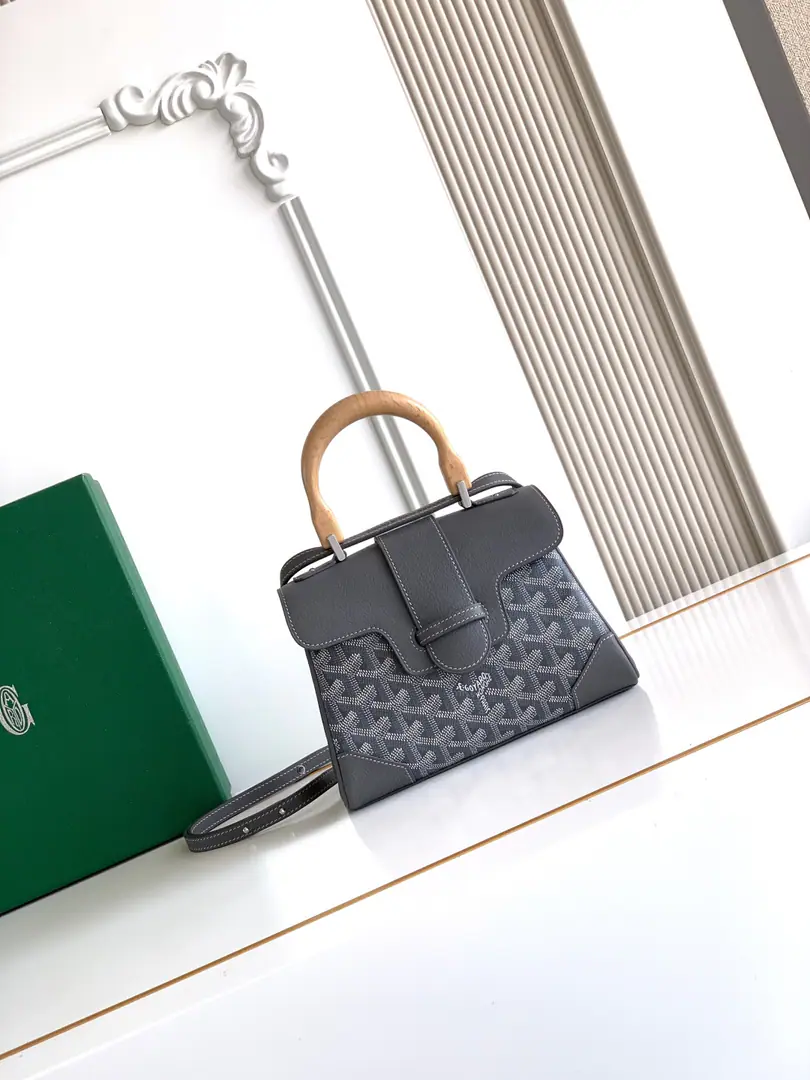 💭Goyard mini Saigon Saigon bag. It's a symbol of love., Elegance, And delicateSaigonBags！It's a little low profile and perfect., This is a elegant style that is difficult to reject., Pick it up. It's a little lighter than I thought.～👯 Material: The wooden squid handle is for the import of head-decked cow skin.🐂 Dimensions: 20x14.5×9cm, Plus the wooden handles are always high.25cm Model 8202