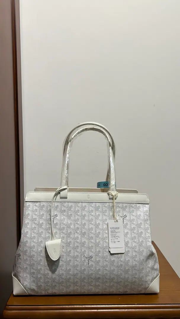 Original factory skin/ /A gift bag. Goyard BellchassThe teleports have a computer bag that can accommodate them.A4Wideness of the document, It meets daily and commercial telecommuting needs. It's made of unprinted canvas.BiaudeProtect Mask, Covering the rain and protecting privacy for the contents, CrocClose the switch will ensure the safety of the contents., Two flat-pitchers., - You can carry it with your hand or shoulder. DimensionsSize: 36cm*15cm*27cm Search🔎020161