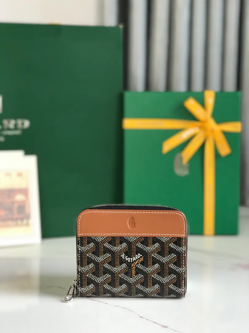 Koji.】NewMATIGNON MINIZero wallets are designed with a full zipper.. The partitions contain coins., And their inside bags can be inserted into cards or small IDs.. It's a great little practicality., The banknotes are loose. A dime and a dime.6A card laminator. The smooth zipper design helps you lock your fortunes.🤏 Dimensions: 11.5*9.5（cm） 🔍020605