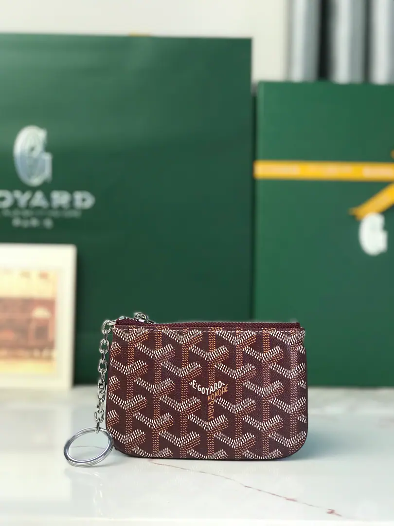 GOYARD The little leather thing is named after the landmark streets and buildings of Paris.. SENAT NANOThe key bag is in.DThe locking system for the rings and zippers., Safe storage keys. It's very practical in size., It's a card., The ideal choice of a change or a micro-brand.. Dimensions: 13*1*9 🔍120251