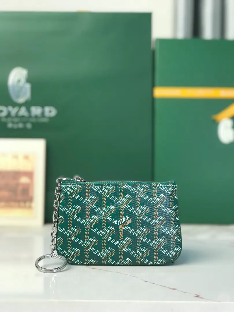 GOYARD The little leather thing is named after the landmark streets and buildings of Paris.. SENAT NANOThe key bag is in.DThe locking system for the rings and zippers., Safe storage keys. It's very practical in size., It's a card., The ideal choice of a change or a micro-brand.. Dimensions: 13*1*9 🔍120251