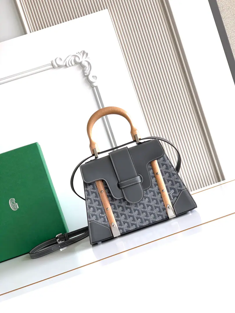 Saïgon - Yes, it is. GoyarOne of the family's logos., It highlights all the distinctive elements of the branding process., Like wood., A guard., Leather Corners and Boxing Nails. Saigon The small bag is structured., The strap can be broken., A charming style of distinction.. 20 cm x 12 cm x 28 cm 🔎LAR 2305-Gray
