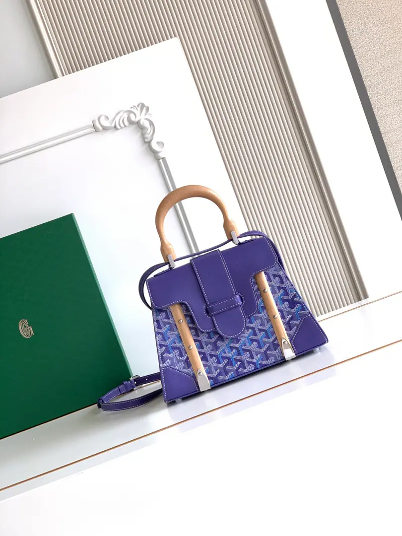 （Smoky color.）Saïgon - Yes, it is. GoyarOne of the family's logos., It highlights all the distinctive elements of the branding process., Like wood., A guard., Leather Corners and Boxing Nails. Saigon The small bag is structured., The strap can be broken., A charming style of distinction.. 20 cm x 12 cm x 28 cm 🔎LAR 2305-Blueberry purple.