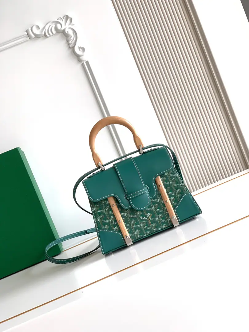 Saïgon The hard-copy mini bag is... GoyarOne of the family's logos., It highlights the many distinctive elements of branding the box process., Like wood., A guard., Leather Corners and Boxing Nails. SaïgonThe package is designed using structured pocket designs., The strap can be broken., A charming style of distinction.. 15 cm x 7.5 cm x 20 cm 🔎LAR 8203-Green