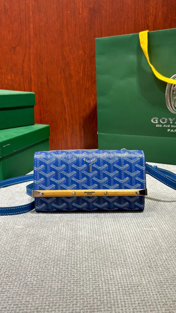 goyardGoya's wooden bag.MONTE-CARLOMini-Back's been explaining some of it again.GOYARDCharacteristics of the marked suitcase, Like wood bars., The raspberry and the suitcase.. It's designed as a handbag., It can be worn on the belt with two leather rings., And a small shoulder belt.. Dimensions, Weight: 19X3.3X10(CM), (G) ·Main Materials&Other Materials:GOYARDINE The canvas. & VAUZELLESCowskin. ·Internal Materials:External description of the yellow cotton liner:The wood cut-off system.:Press button Facilities: This commodity applies to the maximum size of16.51X7.81Centimetres of cellular metal components:The corner.,Box nails. Model: 020237
