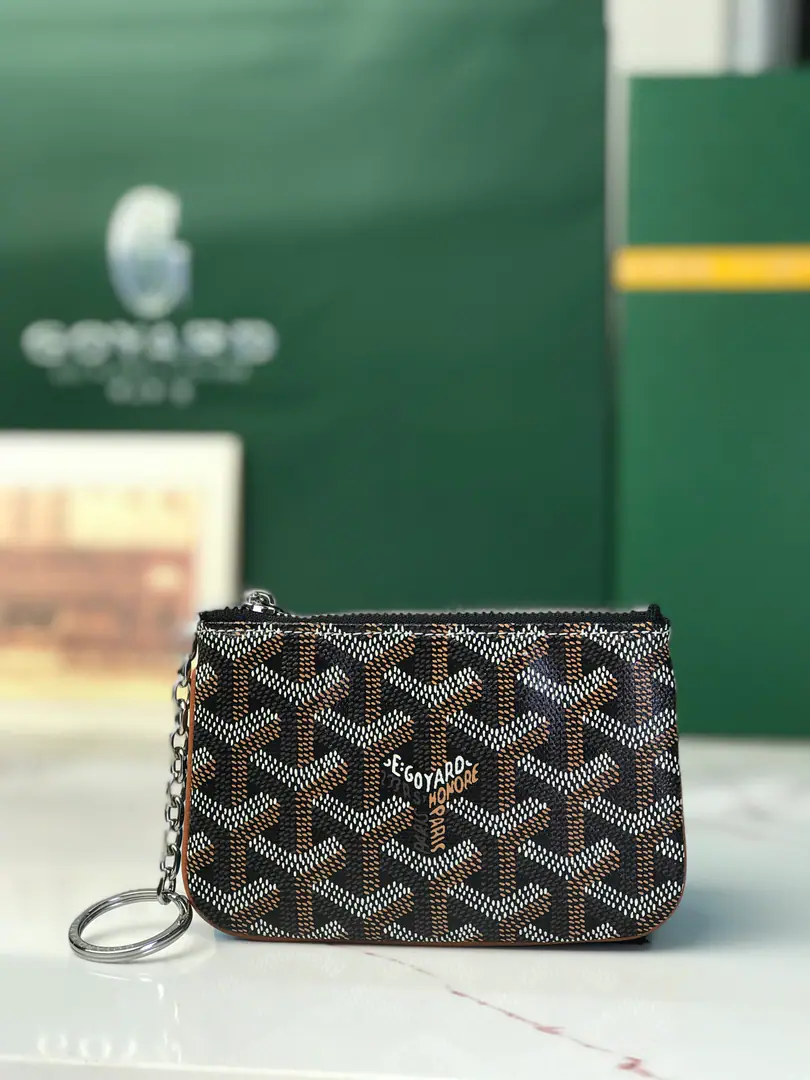 GOYARD The little leather thing is named after the landmark streets and buildings of Paris.. SENAT NANOThe key bag is in.DThe locking system for the rings and zippers., Safe storage keys. It's very practical in size., It's a card., The ideal choice of a change or a micro-brand.. Dimensions: 13*1*9 🔍120251