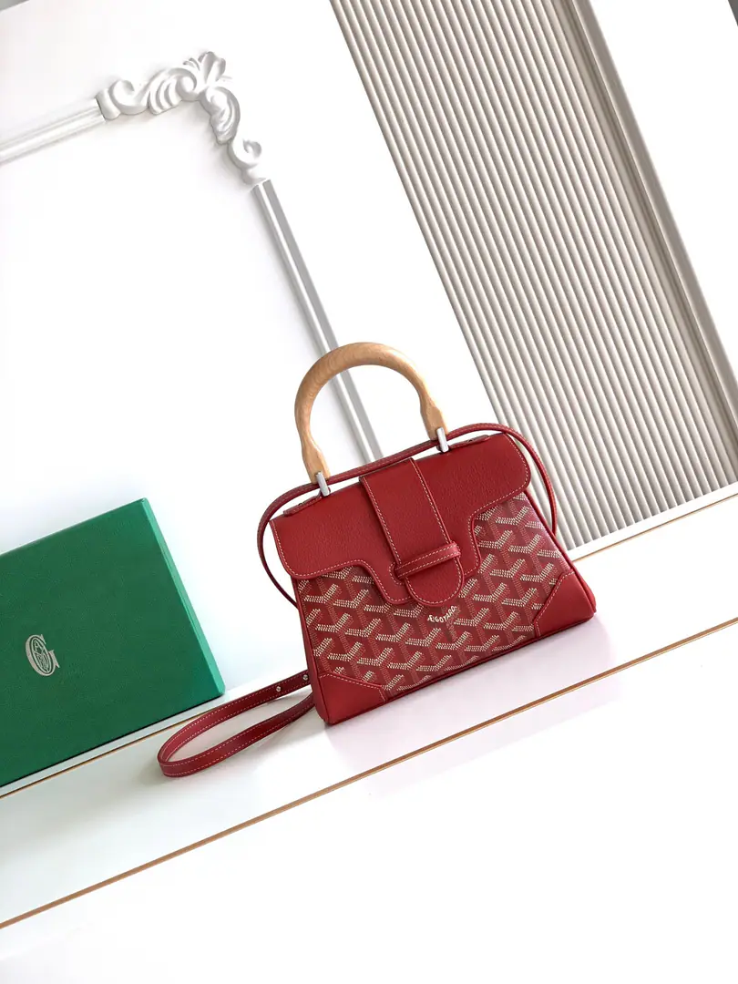 💭Goyar* mini Saigon Saigon bag. It's a symbol of love., Elegance, And delicateSaigonBags！It's a little low profile and perfect., This is a elegant style that is difficult to reject., Pick it up. It's a little lighter than I thought.～👯 Material: The wooden squid handle is for the import of head-decked cow skin.🐂 Dimensions: 20x14.5×9cm, Plus the wooden handles are always high.25cm Model 8202