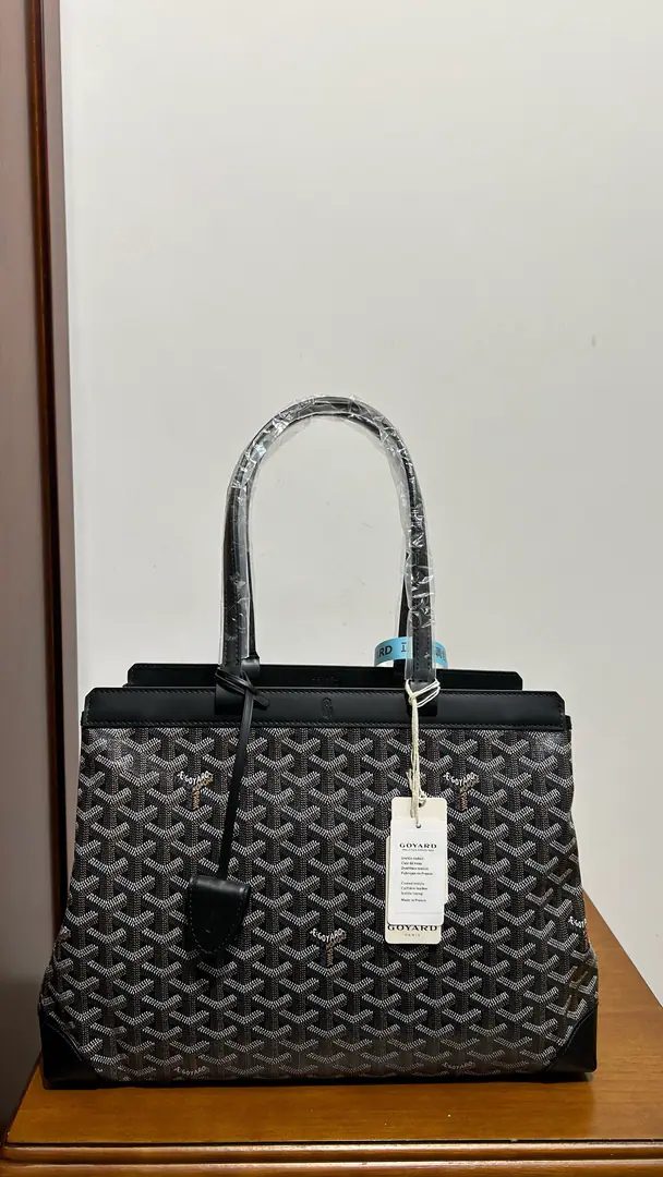Original factory skin/ /A gift bag. Goyard BellchassThe teleports have a computer bag that can accommodate them.A4Wideness of the document, It meets daily and commercial telecommuting needs. It's made of unprinted canvas.BiaudeProtect Mask, Covering the rain and protecting privacy for the contents, CrocClose the switch will ensure the safety of the contents., Two flat-pitchers., - You can carry it with your hand or shoulder. DimensionsSize: 36cm*15cm*27cm Search🔎020161