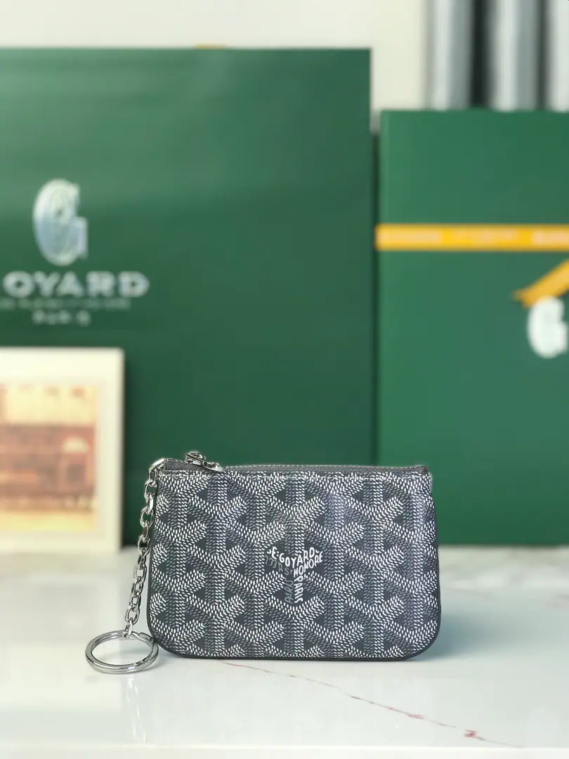 GOYARD The little leather thing is named after the landmark streets and buildings of Paris.. SENAT NANOThe key bag is in.DThe locking system for the rings and zippers., Safe storage keys. It's very practical in size., It's a card., The ideal choice of a change or a micro-brand.. Dimensions: 13*1*9 🔍120251