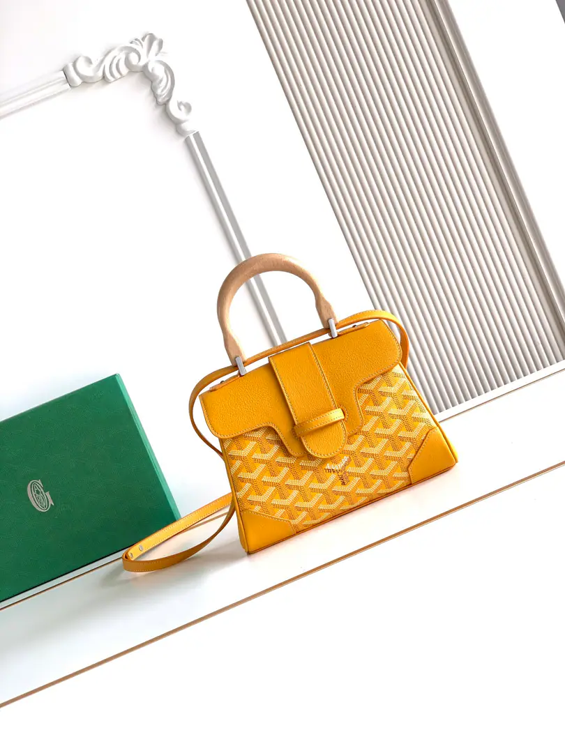 💭Goyar* mini Saigon Saigon bag. It's a symbol of love., Elegance, And delicateSaigonBags！It's a little low profile and perfect., This is a elegant style that is difficult to reject., Pick it up. It's a little lighter than I thought.～👯 Material: The wooden squid handle is for the import of head-decked cow skin.🐂 Dimensions: 20x14.5×9cm, Plus the wooden handles are always high.25cm Model 8202