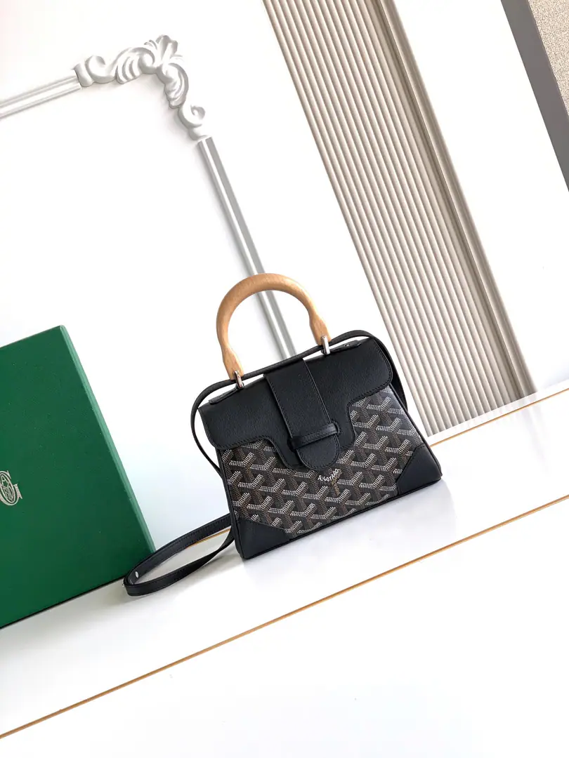 💭Goyard mini Saigon Saigon bag. It's a symbol of love., Elegance, And delicateSaigonBags！It's a little low profile and perfect., This is a elegant style that is difficult to reject., Pick it up. It's a little lighter than I thought.～👯 Material: The wooden squid handle is for the import of head-decked cow skin.🐂 Dimensions: 20x14.5×9cm, Plus the wooden handles are always high.25cm Model 8202
